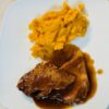 Bondiola braseada a la cerveza con puré de batatas - Image 3