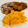 Bondiola braseada a la cerveza con puré de batatas - Image 9