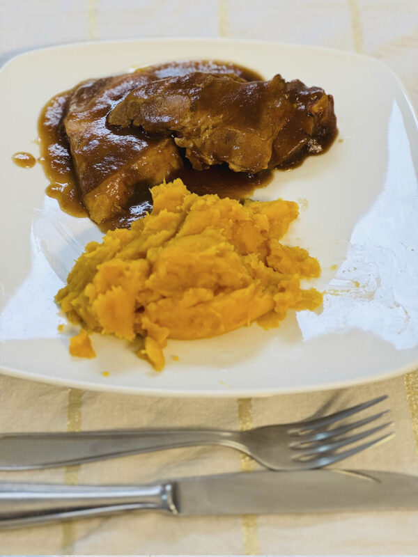 Bondiola braseada a la cerveza con puré de batatas