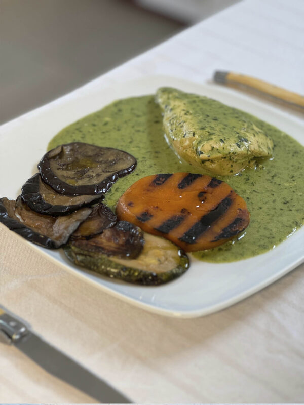 Suprema de pollo rellena de vegetales con verduras grilladas